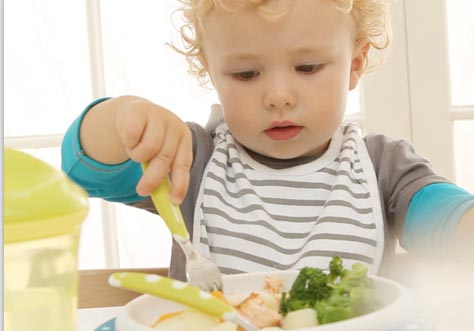 [Translate to english australien:] little kids learn to eat