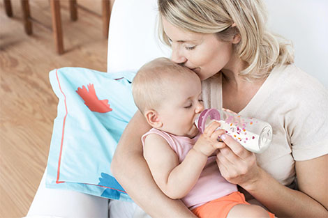 [Translate to english australien:] breastfeeding or bottle?