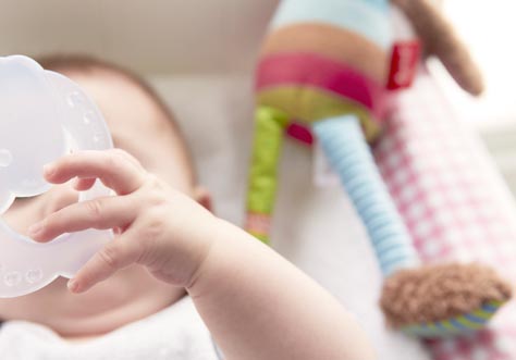 [Translate to english australien:] baby learns how to drink