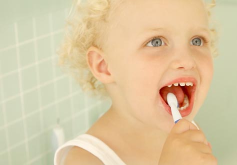 [Translate to english australien:] kid cleaning teeth
