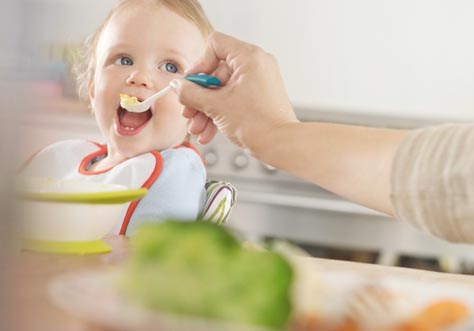 [Translate to english australien:] small kids learn to eat and drink