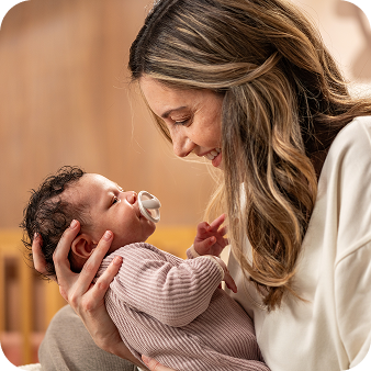 [Translate to English (Australia) (Reborn) nuk.com.au:] Mother with baby and soother