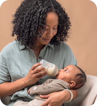[Translate to English (Australia) (Reborn) nuk.com.au:] Mother with baby and baby bottle