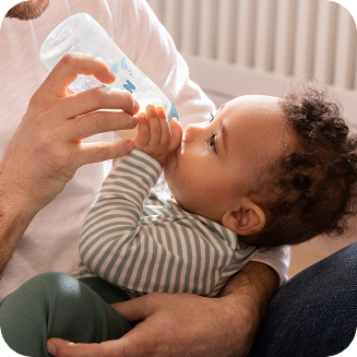 [Translate to English (Australia) (Reborn) nuk.com.au:] Father and Baby with Baby bottle