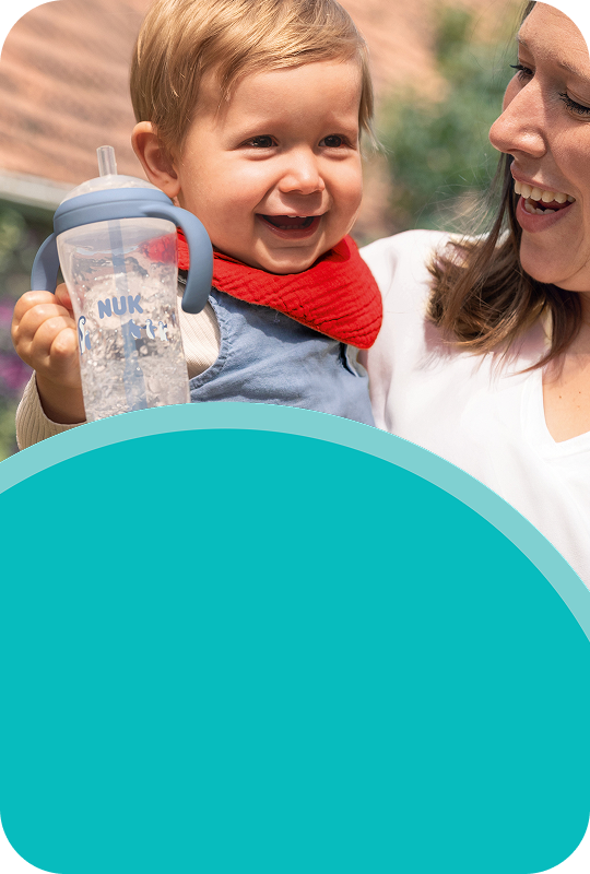 [Translate to English (Australia) (Reborn) nuk.com.au:] Mother with baby and baby learner bottle straw 