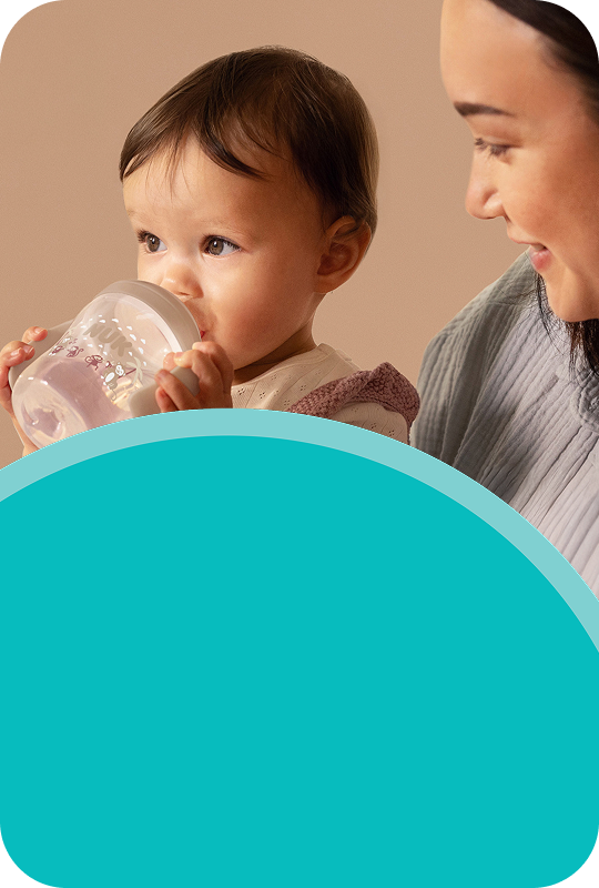 [Translate to English (Australia) (Reborn) nuk.com.au:] Mother with baby and baby learner bottle