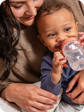 [Translate to English (Australia) (Reborn) nuk.com.au:] Mother with baby and Learner bottle